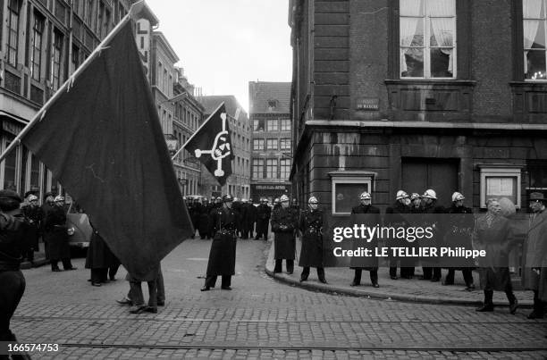 Strikes Against The 'La Loi Unique' In Belgium. Liège - 28 décembre 1960 - A l'occasion des mouvements de grève contre la 'Loi Unique', dans une rue,...
