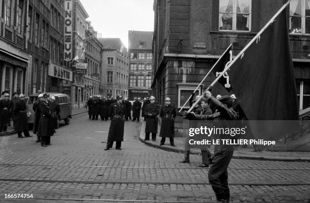 Strikes Against The 'La Loi Unique' In Belgium. Liège - 28 décembre 1960 - A l'occasion des mouvements de grève contre la 'Loi Unique', dans une rue,...