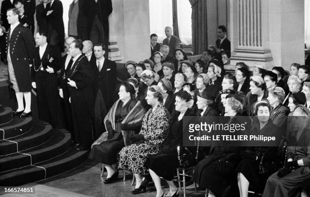 President Rene Coty At The City Hall For The Transfer Of Powers. Paris, Hôtel de Ville- 16 janvier 1954- Dans le grand salon, lors de la passation...