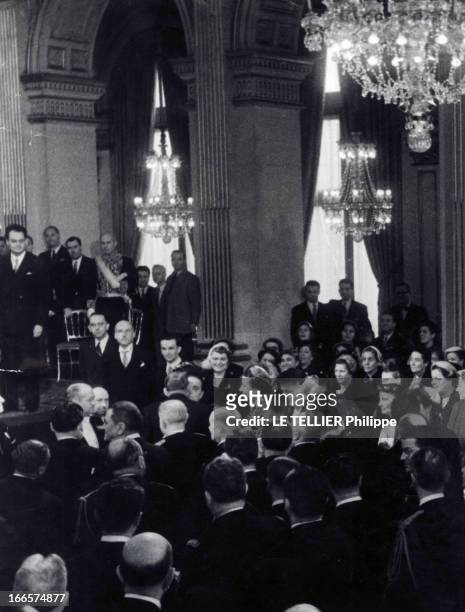 President Rene Coty At The City Hall For The Transfer Of Powers. Paris, Hôtel de Ville- 16 janvier 1954- Dans le grand salon, lors de la passation...