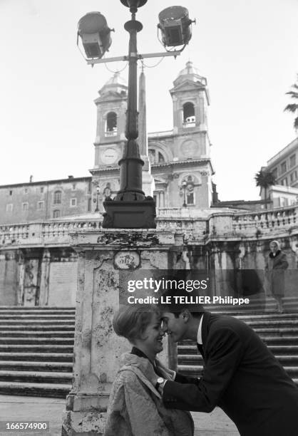 Twin Sisters Alice And Ellen Kessler In Rome. Rome, le 19 janvier 1961, portrait des deux soeurs KESSLER, Ellen et Alice, danseuses au Lido, lors de...