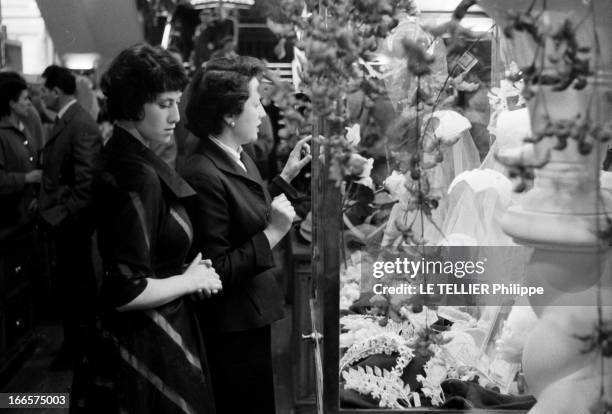 Young Girl Diverted. 1955, le 7 juin, portrait d'une jeune fille faisant des achats dans des boutiques : elle observe des marchandises exposées dans...