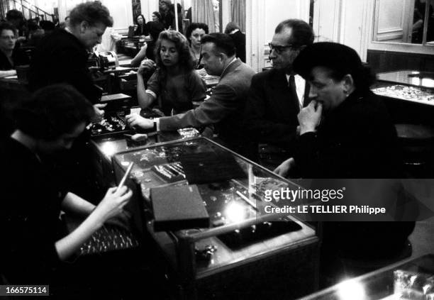 Rendezvous With Xavier Cugat And Abbe Lane. Paris- Juillet, Août 1954- Lors de leur premier séjour à Paris, le chef d'orchestre le plus populaire aux...
