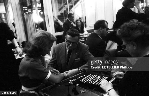 Rendezvous With Xavier Cugat And Abbe Lane. Paris- Juillet, Août 1954- Lors de leur premier séjour à Paris, le chef d'orchestre le plus populaire aux...