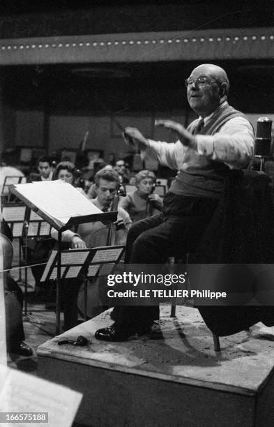 Pablo Casals In A Farewell Concert, Conducting 100 Cellos With The Bazelaire Group And The Lamoureux Orchestra At The Sorbonne, Paris. Paris,...