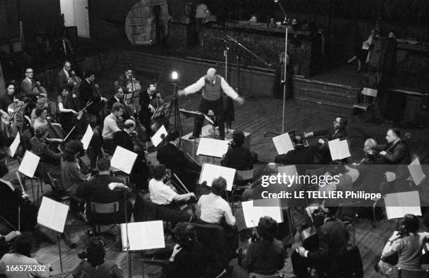 Pablo Casals In A Farewell Concert, Conducting 100 Cellos With The Bazelaire Group And The Lamoureux Orchestra At The Sorbonne, Paris. Paris,...