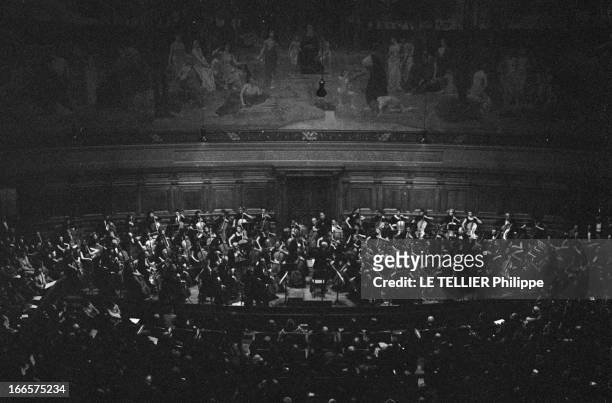 Pablo Casals In A Farewell Concert, Conducting 100 Cellos With The Bazelaire Group And The Lamoureux Orchestra At The Sorbonne, Paris. Paris,...