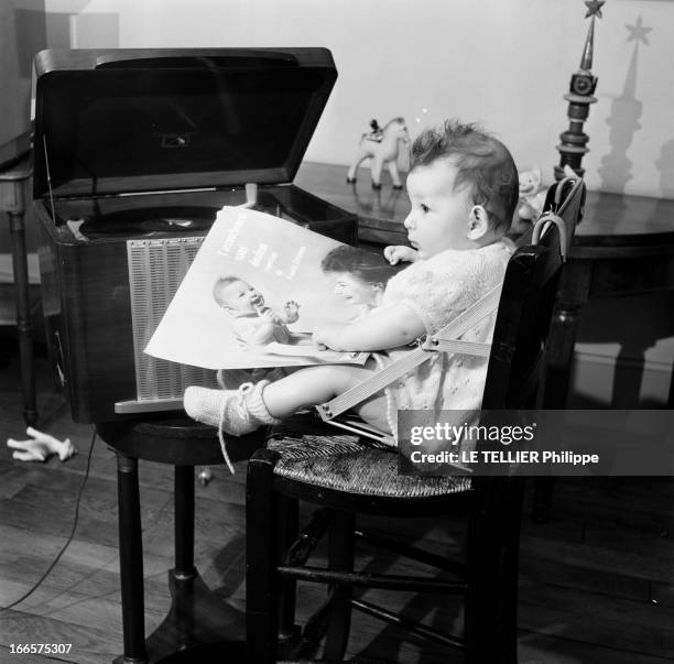 Baby Of A Natural Childbirth. Mars 1955, portrait du nourrisson Nathalie CREMIEUX à six mois. Elle est née lors d'un accouchement sans douleur....