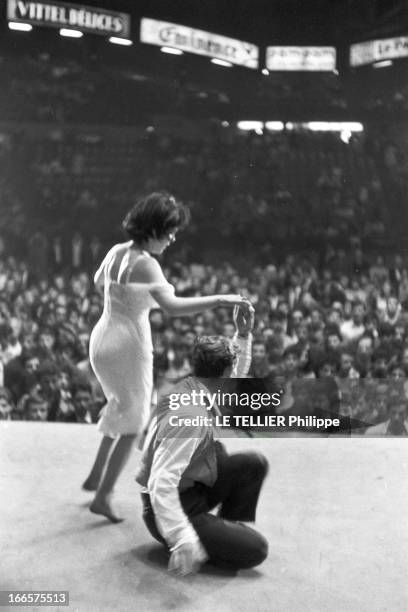 Rock'N Roll' At The Palais Des Sports. A Paris, lors d'un concert de Rock'n roll au Palais des sports, sur scène, un chanteur accroupi faisant danser...