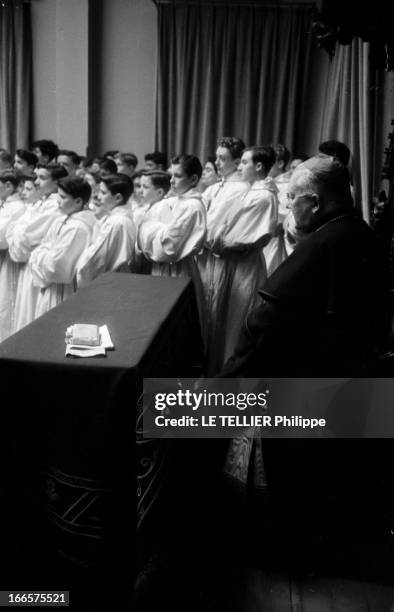 Bishop Feltin And Small Singers Of The Wood Cross. Paris-période 1950-1955- Monseigneur FELTIN en vêtement liturgique, coiffé d'une calotte et...