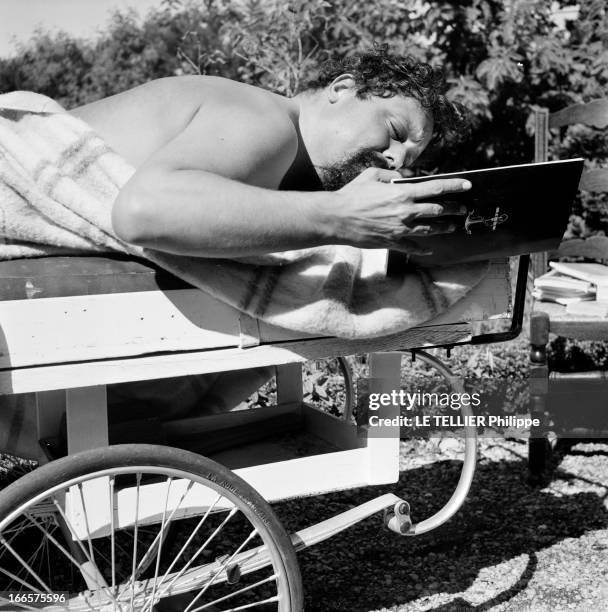 Alain Bombard Resting. Sainte-Maxime- Août 1954- Le docteur et navigateur Alain BOMBARD, atteint de décalcification, hôte de Mme DE CARBUCCIA, son...