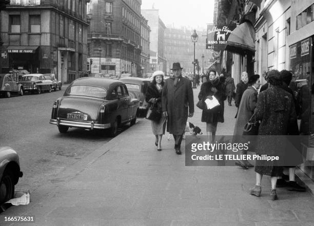 Erskine Caldwell. Paris- 18 Janvier 1957- Erskine CALDWELL, écrivain américain, se promenant sur un trottoir, en manteau écharpe et coiffé d'un...