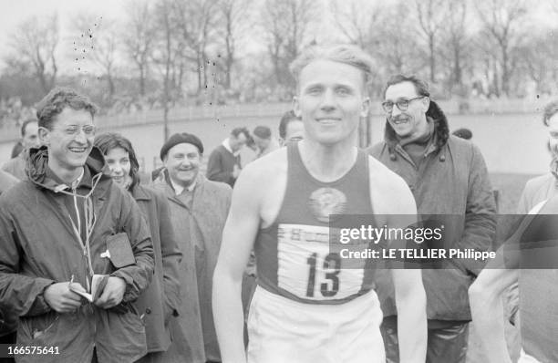 Emile Zatopek. Tchécoslovaquie- 9 Avril 1955- Portrait d'Emile ZATOPEK, coureur de fond tchécoslovaque, vêtu d'un short blanc et portant un maillot...