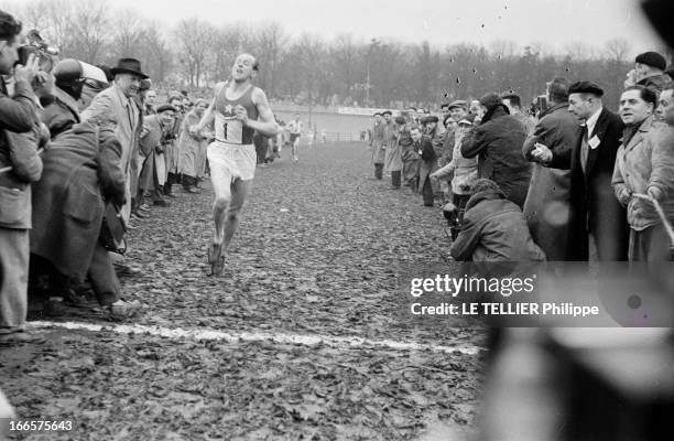 Emile Zatopek. Tchécoslovaquie- 9 Avril 1955- Emile ZATOPEK, coureur de fond tchécoslovaque, vêtu d'un short blanc et portant un maillot avec un...