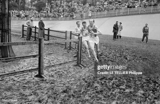 Emile Zatopek. Tchécoslovaquie- 9 Avril 1955- Emile ZATOPEK, coureur de fond tchécoslovaque, vêtu d'un short blanc et portant un maillot avec un...