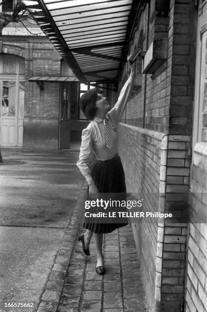 Close-Up Of Marie Helene Arnaud - Schoolgirls. France, le 14 mars 1957, l'actrice Marie Hélène ARNAUD pose dans le cadre de la promotion du film...