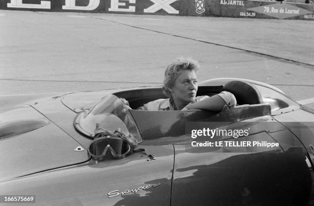 Annie Bousquet. France- 9 juillet 1956- Sur un circuit de rallye, portrait d'Annie BOUSQUET, pilote de course automobile, au volant d'une Spyder, un...