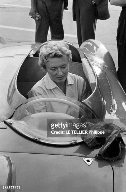 Annie Bousquet. France- 9 juillet 1956- Sur un circuit de rallye, portrait d'Annie BOUSQUET, pilote de course automobile, assise à bord d'une Spyder,...