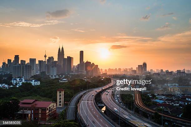 com o pôr-do-sol de kuala lumpur - kuala lumpur - fotografias e filmes do acervo