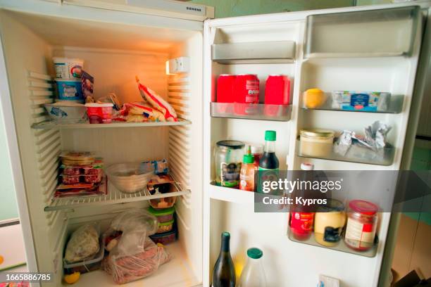 contents of refrigerator - koelkast stockfoto's en -beelden