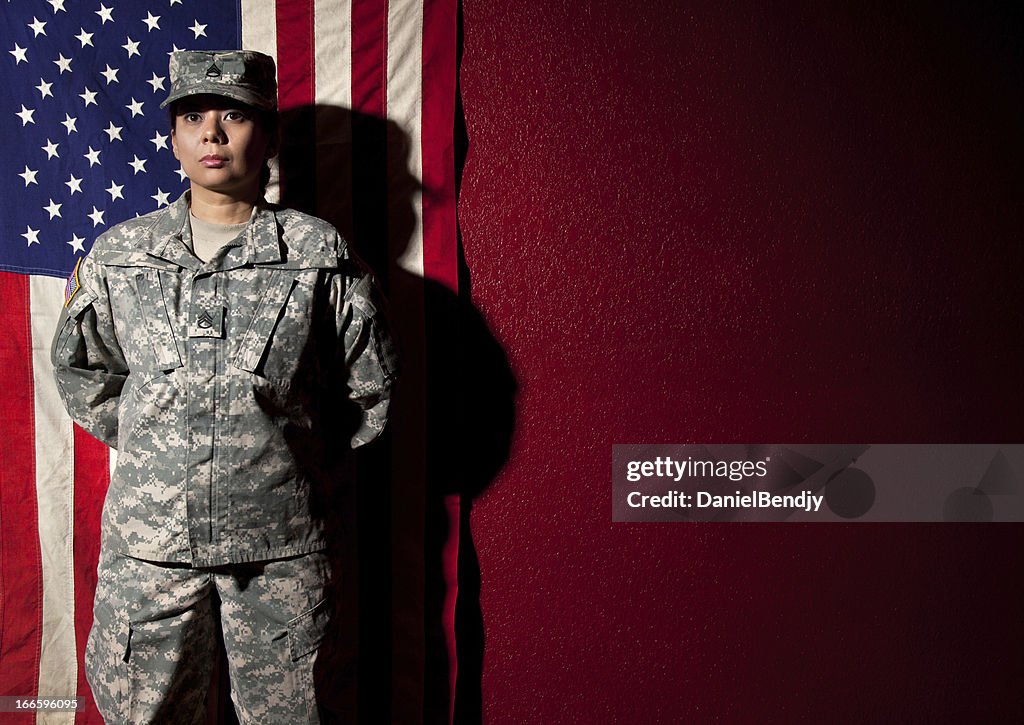 Feminino soldado do exército americano em uniforme de Camuflagem