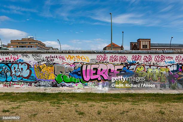 remnant of the berlin wall - the berlin wall stock-fotos und bilder