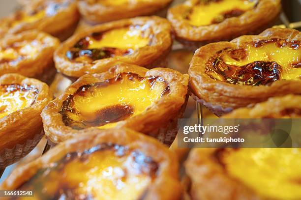 portuguese egg tarts - egg tart stockfoto's en -beelden