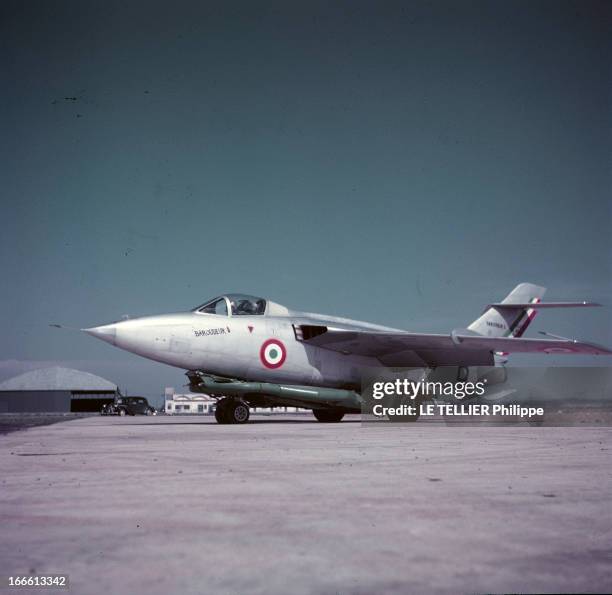 Fighter 'Le Baroudeur'. Présentation de l'avion de chasse LE BAROUDEUR, vue de profil, sur une piste.