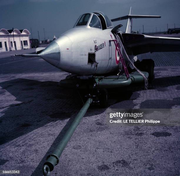 Fighter 'Le Baroudeur'. Présentation de l'avion de chasse LE BAROUDEUR, vue de face, sur une piste.