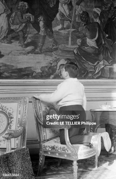 Mrs Rene Coty Receives A Child Painter. Paris- Au palais de l'Elysée, lors de sa réception par Madame René COTY, épouse du Président, un enfant...