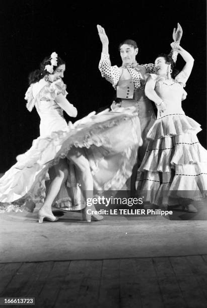 Spanish Ballet And Vicente Escudero. Période 1955-1959- Vicente ESCUDERO, chorégraphe et danseur de Flamenco, vêtu d'un gilet sur une chemise à pois,...