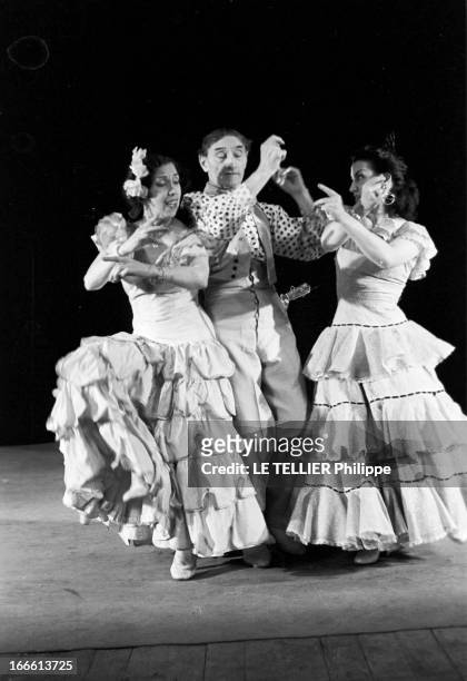 Spanish Ballet And Vicente Escudero. Période 1955-1959- Vicente ESCUDERO, chorégraphe et danseur de Flamenco, vêtu d'un gilet sur une chemise à pois...