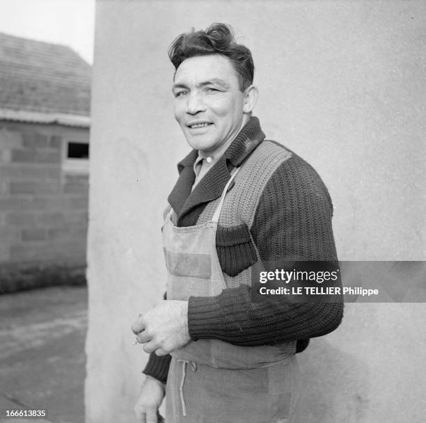 Rendezvous With Jean Stock. En France, en extérieur, portrait du boxeur Jean STOCK, en tablier pendant sa tournée de livreur de lait.