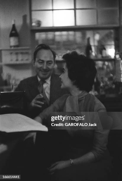 Elizabeth Taylor And Her Husband Michael Wilding. Elizabeth TAYLOR de profil et son mari Michael WILDING une cigarette à la main, se regardant en...