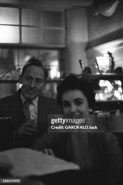 Elizabeth Taylor And Her Husband Michael Wilding. Plan de face souriant d'Elizabeth TAYLOR et son mari Michael WILDING une cigarette à la main, assis...