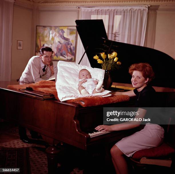 Rendezvous With Christiane Billaud. A Moscou, dans les années 60, la pianiste Christiane BILLAUD assise devant un piano à queue sur lequel est posé...