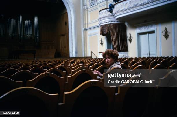 Rendezvous With Christiane Billaud. A Moscou, dans les années 60, la pianiste Christiane BILLAUD assise dans un des fauteuils de la grande salle du...