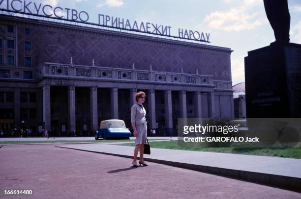 Rendezvous With Christiane Billaud. A Moscou, dans les années 60, la pianiste Christiane BILLAUD en tailleur gris, posant sur une esplanade devant un...