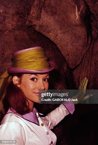 Rendezvous With Pascale Audret. France- Pascale AUDRET, actrice française, en tenue de cavalière, un chapeau décoré d'un large foulard jaune, veste...