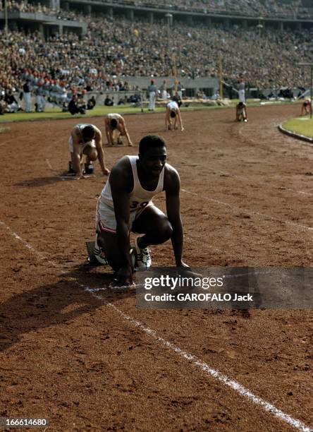 Athletics Events In Berlin. Berlin- Reportage sur des épreuves internationales d'athlétisme: course sprint, course du relais 4*100m. Au départ d'une...