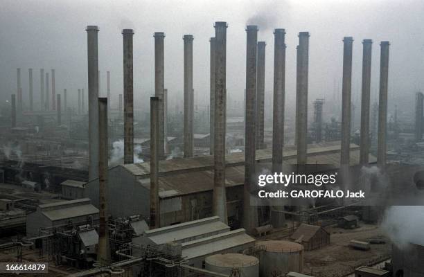 Abadan Refinery In Iran. Abadan - fin des années 50 - Les cheminées et autres installations d'une raffinerie de pétrole.