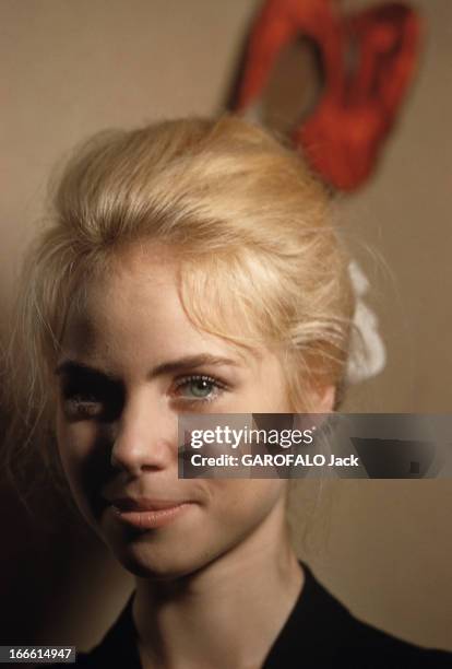 Mireille Negre Poses In Studio. Lors d'une séance de portraits en studio, portant un haut noir, coiffée d'un chignon, la danseuse Mireille NEGRE...