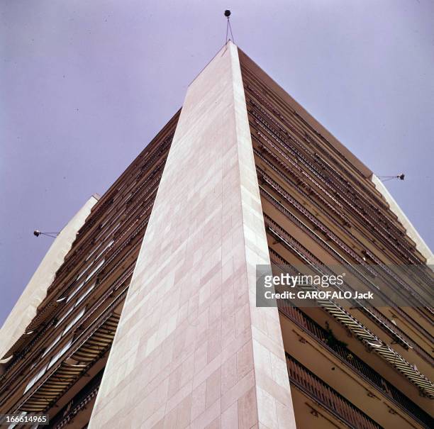 Cnl Buildings At Boulogne-Billancourt. Boulogne-Billancourt-Le Point du jour- période 1963- Prise de vue en contre-plongée d'une tour d'habitation,...