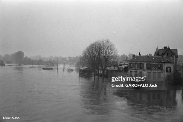 Floods In France. En France, les inondations sont l'aléa climatique le plus récurrent avec une surface égale à 5 voire 7 % du territoire français...