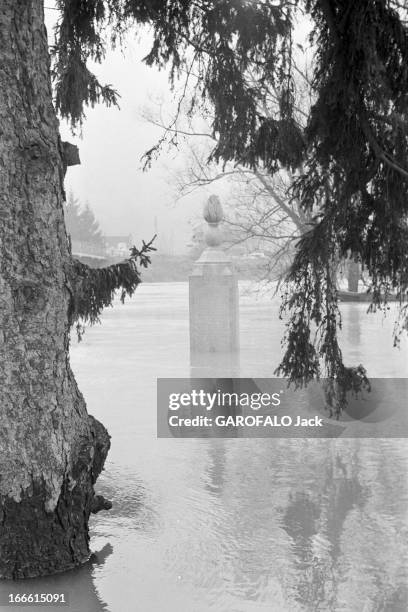 Floods In France. En France, les inondations sont l'aléa climatique le plus récurrent avec une surface égale à 5 voire 7 % du territoire français...