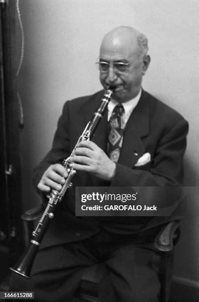 Milton Mezz Mezzrow, Jazz Musician. Portrait de Milton MEZZ MEZZROW, clarinettiste de jazz américain, jouant de la clarinette assis.