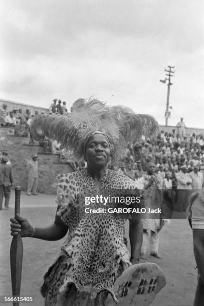 Report In South Africa. Afrique du Sud, Johannesburg, mines de diamants. Portrait d'un homme portant un peau de panthère, une coiffe de plumes et...