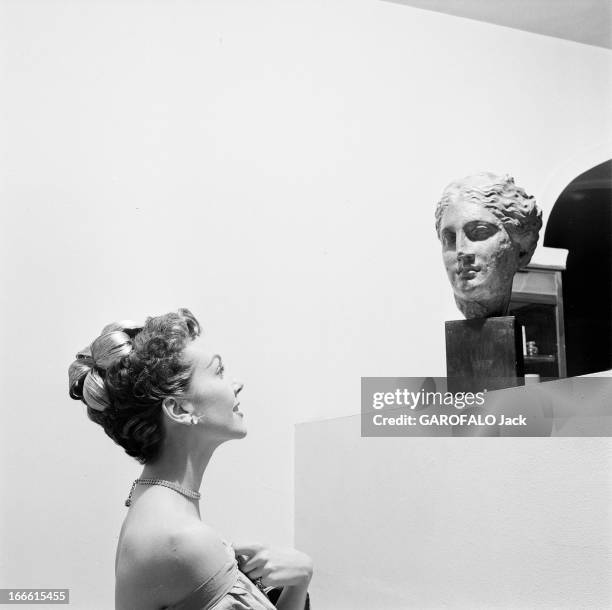 Parisians Hairstyles. Dans un salon de coiffure, ajout d'un postiche de cheveux dans un chignon d'une femme et modèle d'une sculpture antique. Une...