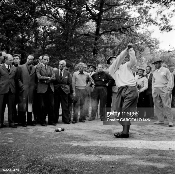 Sport Golf. Sur le green un joueur non identifié en visière avec club à la main. Parmi le public sur le bord, on reconnait Edouard duc de Windsor,...