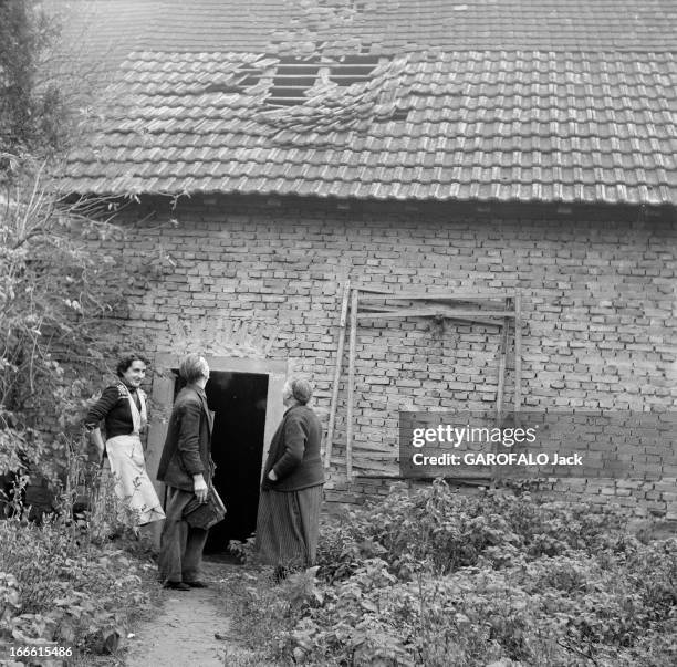 Explosion Of A Fort Near Strasbourg. France, Strasbourg, une explosion détruit un fort construit dans la périphérie de la ville. Ici des habitants...